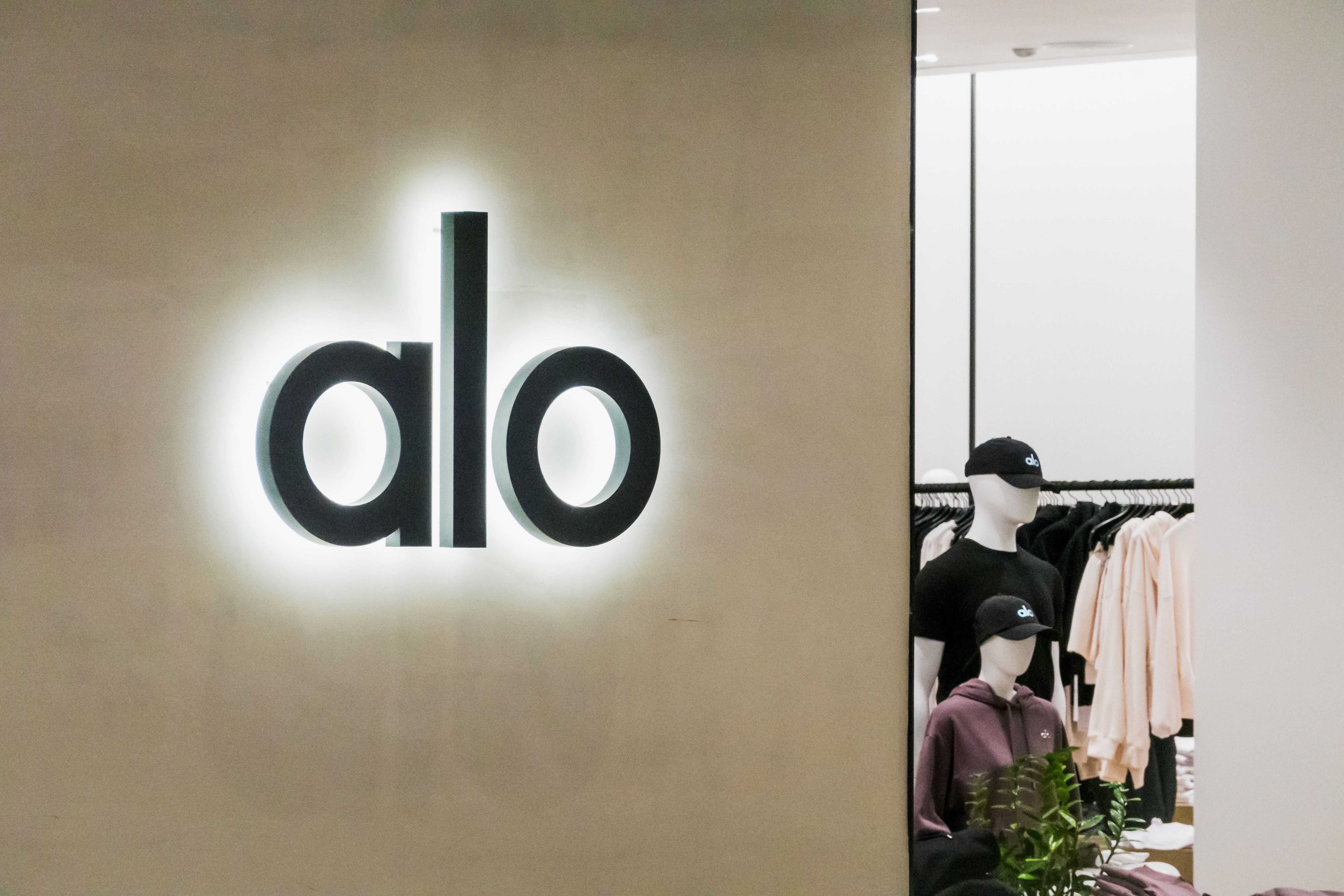 how-alo-founders-built-a-billion-dollar-brand-slug-featured