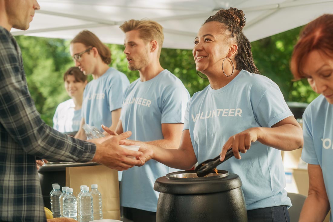 The 9 Best Thanksgiving Volunteer Opportunities to Consider This Year