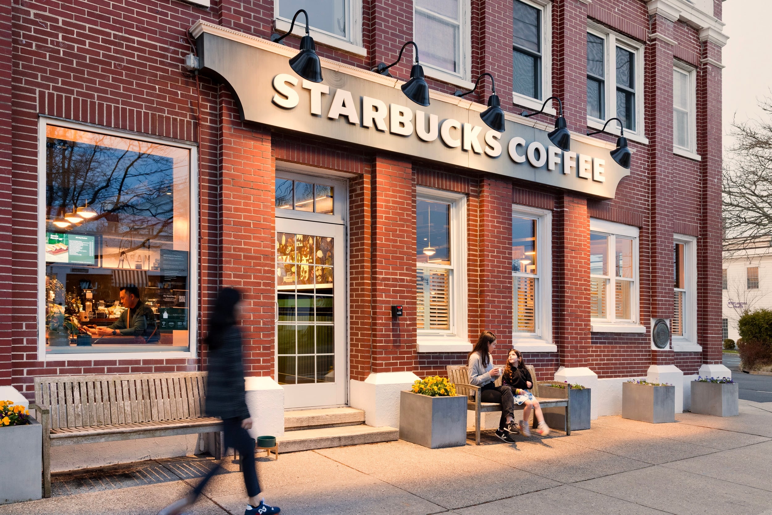 starbucks-turnaround-leadership-lessons-slug-featured