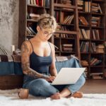 woman sitting on flor using laptop to optimize linkedin profile