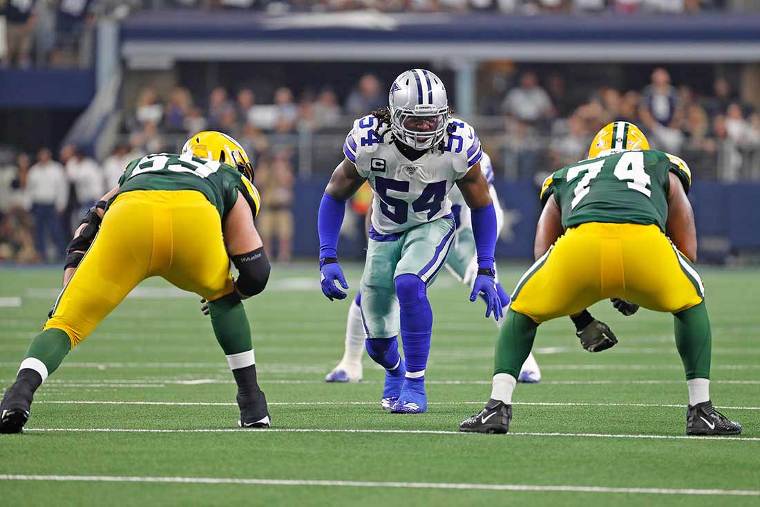 New York Giants linebacker Jaylon Smith (54) takes the field for