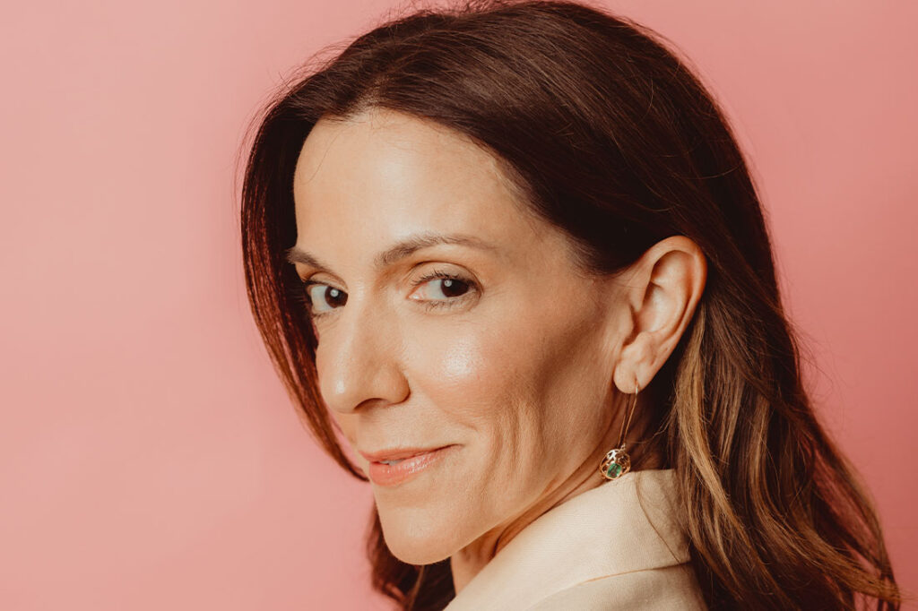 headshot of Carolina García Jayaram with pink backdrop