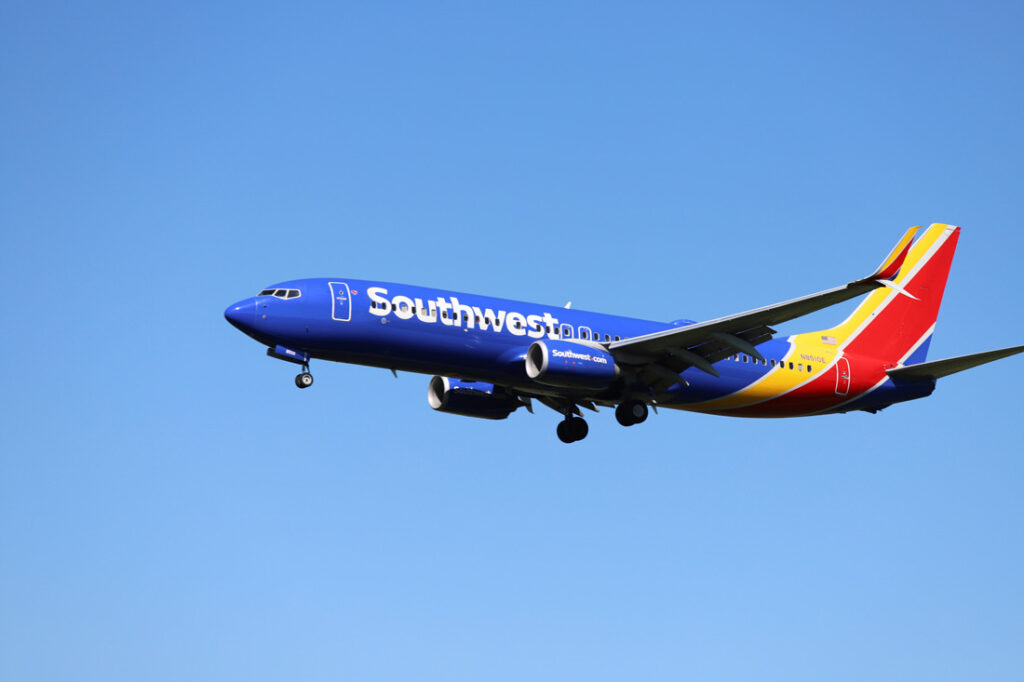 southwest airlines 737 coming in to land