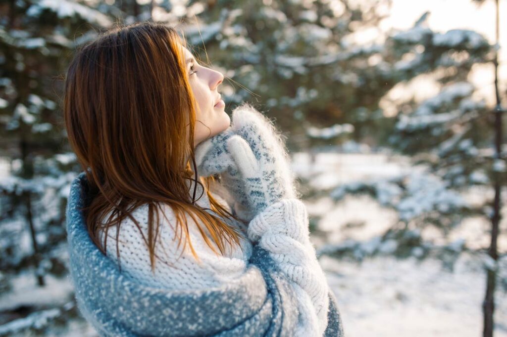 Women looks into the sun on a winters day to battle seasonal affective disorder